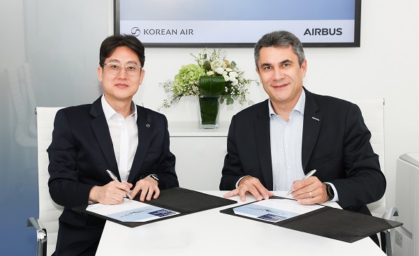 오종훈 대한항공 예지정비팀장(왼쪽)과 파브리스 비욤(Fabrice Villaume) 에어버스 디지털 서비스 성장·혁신 책임자가 계약 체결 후 기념촬영을 하고 있는 모습