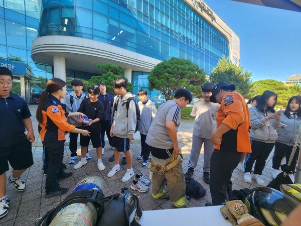 실제 방화복 입어보기 체험중인 아이들의 모습=화성소방서 제공