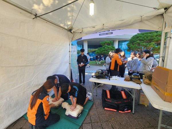 화성특례시 청소년진로박람회에서 CPR과 악력 측정 체험 진행하는 모습