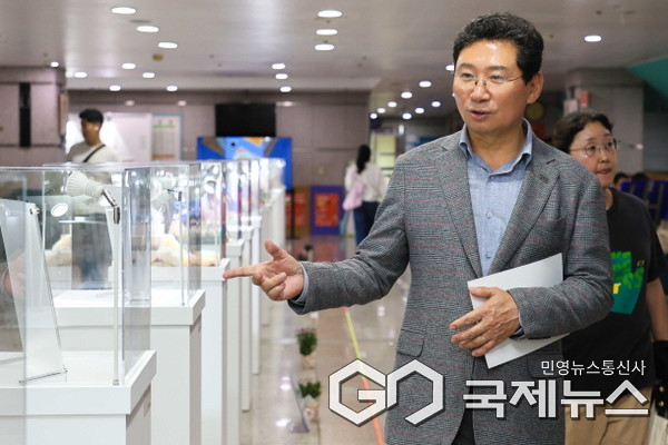 이상일 용인특례시장은 17일 제6회 평생학습박람회에 참석해 행사장 곳곳을 둘러보며 학습자와 관계자들을 격려했다(사진=용인시)
