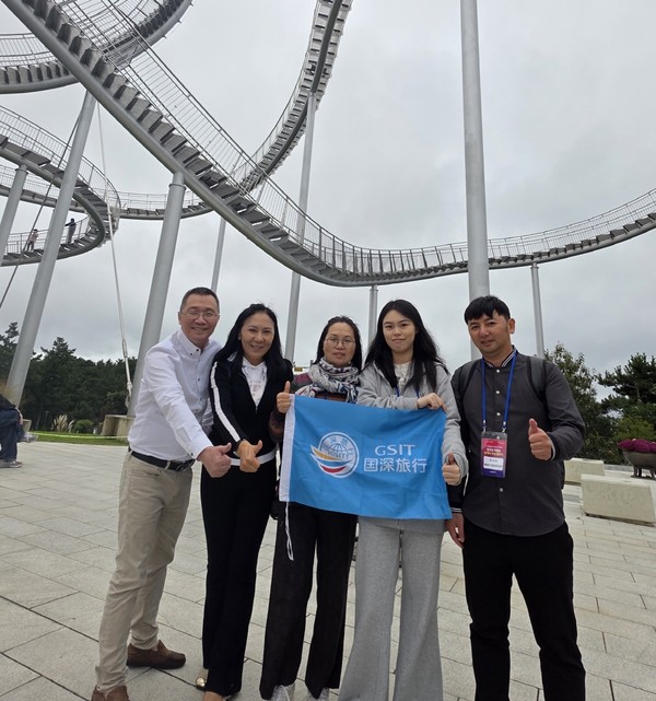 사진은 지난 18일 포항시를 방문한 중국 광저우 여행업계 관계자들이 포항의 대표적 관광명소인 스페이스워크 아래에서 기념촬영을 하고 있다. (사진 = 포항사)