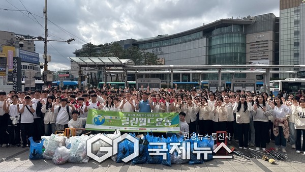 ▲위러브유 회원과 시민들이 정화 활동을 마치며 단체 기념 촬영을 했다 <위러브유 제공>