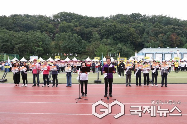 (사진/군포시 제공) 군포시는 18일 시민체육광장에서 군포시 구간 경부선과 안산선이 연말 철도지하화 국가계획에 포함되기를 촉구하는 결의대회를 하고있다.