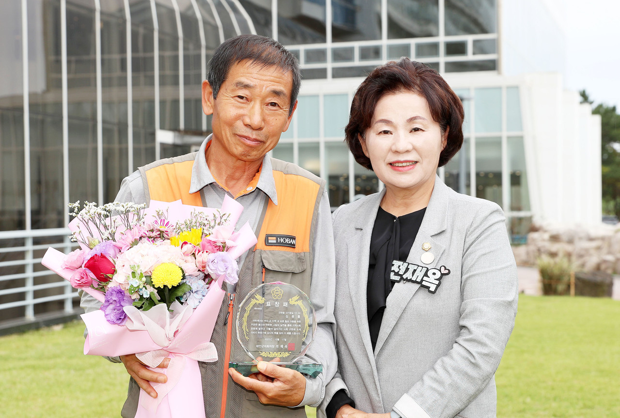 안면읍 김광홍 씨(사진 왼쪽)가 찾아가는 의정발전 유공자로 선정 되 전재옥 의장으로 부터 표창패를 수여 받았다.(태안군의회)