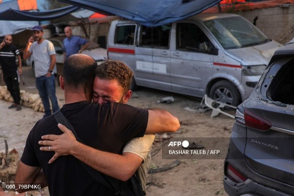 19일(현지시간) 가자지구 중부 데이르 알발라 인근 알자와이다에서 기자들이 거주하는 주택에 이스라엘의 공습이 가해진 후 언론인들이 슬퍼하고 있다. 가자지구 민방위대는 이 공습으로 기자 한 명을 포함해 최소 두 명이 사망했다고 밝혔다. 사진제공/AFP통신