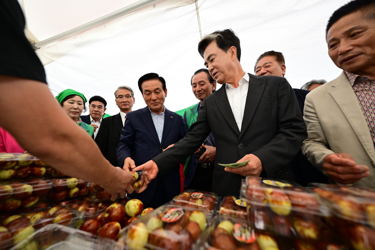 김태흠 도지사가 대추축제장을 찾아 대추 농가를 격려하고 있다 (논산시)