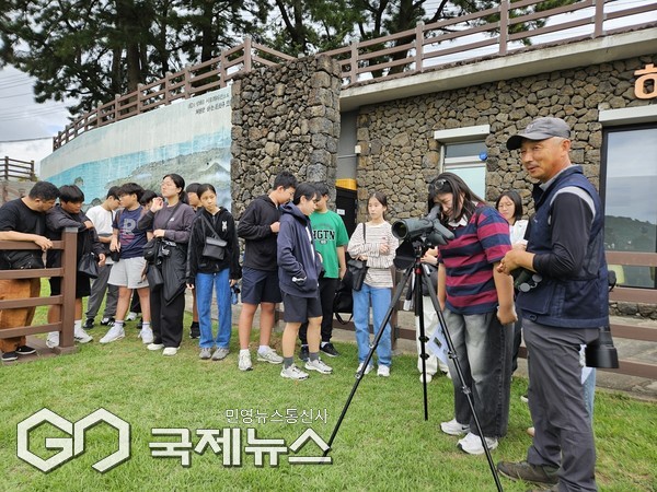 제주도교육청(교육감 김광수)은 지난 18일부터 19일까지 2일간 서귀포 천지연 일대와 서귀포중학교에서 도내 중학교 1~2학년 학생 40명을 대상으로 ‘2025 중등 융합 탐구 과학교실’을 운영했다.[사진=제주도교육청]