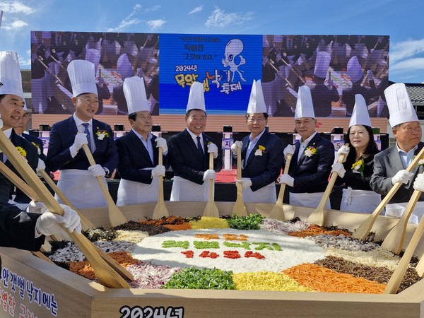 지난해 열린 갯벌낙지축제 개막식에서 김산 군수와 서삼석 의원 등이 참석해 낙지비빔밥 만들기 퍼포먼스를 하고 있다, (사진=무안군)