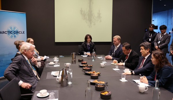  이강덕 포항시장이 18일(현지시간) 아이슬란드 레이캬비크에서 열린 북극서클총회(Arctic Circle Assembly)에서 국내 지방정부 최초로 비즈니스 세션을 개최했다. (사진 = 포항시)