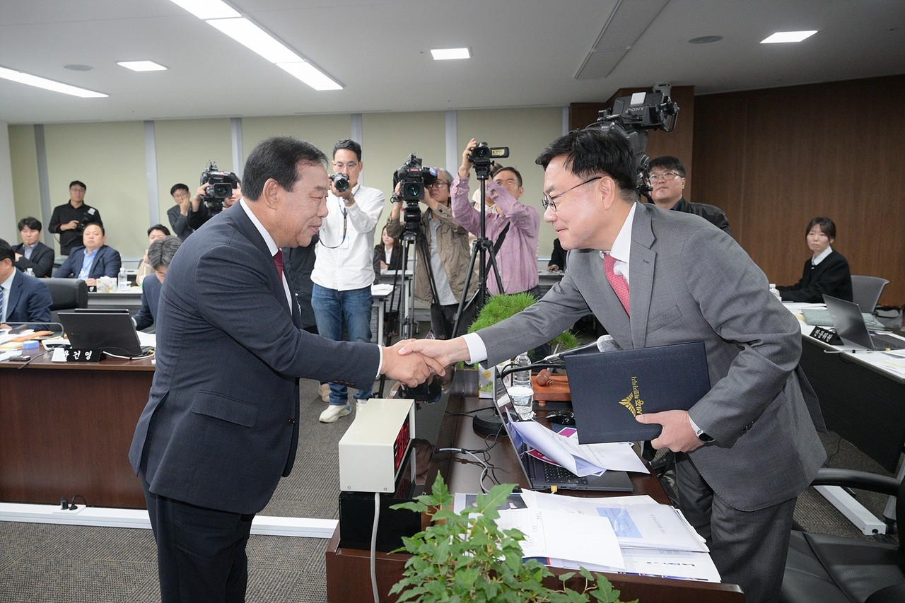 증인 선서를 마친 최민호 시장이 서범수 반장에게 제출하고 있다. (세종시)