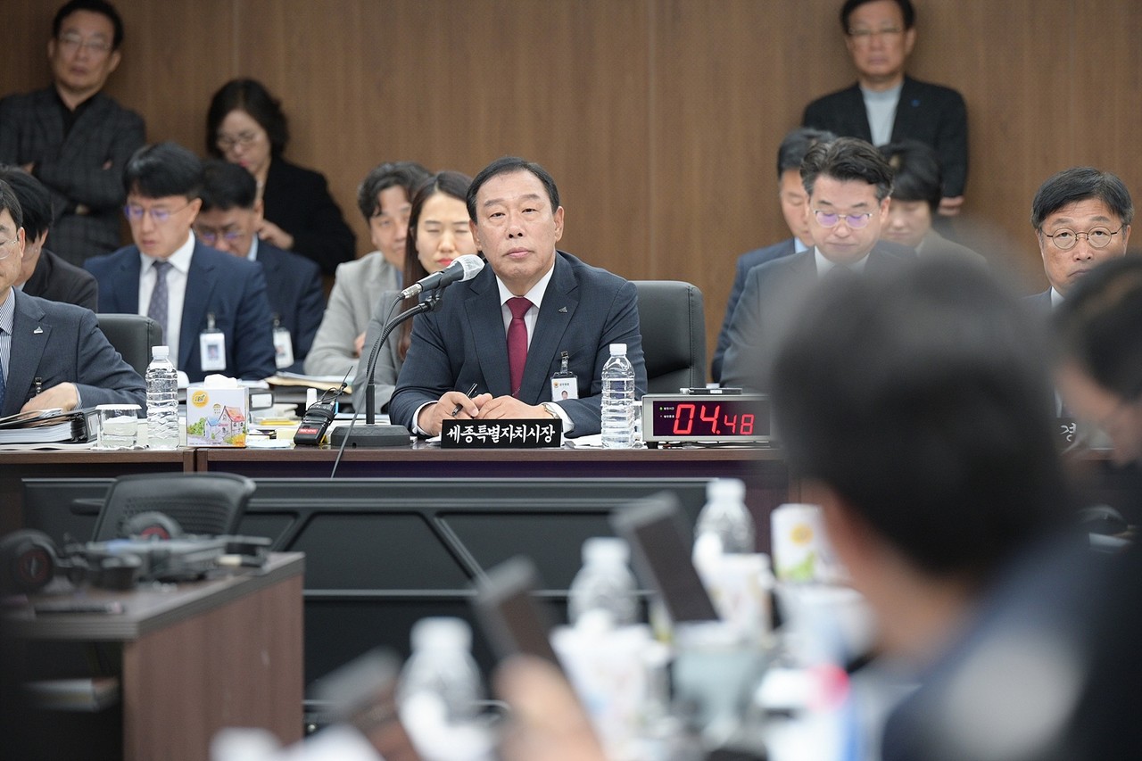 국회의원의 질의에 설명하는 최민호 시장 (세종시)