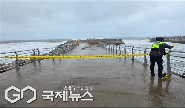 기상악화로 인해 출입통제선 설치하고 있는 모습/제공=부산해경