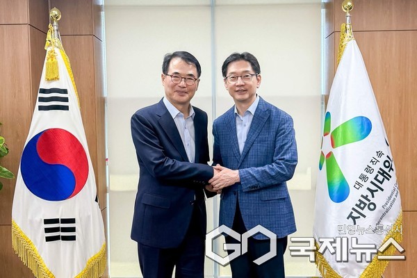 김경수 지방시대위원장(오른쪽)과 장충남 남해군수 사진/남해군