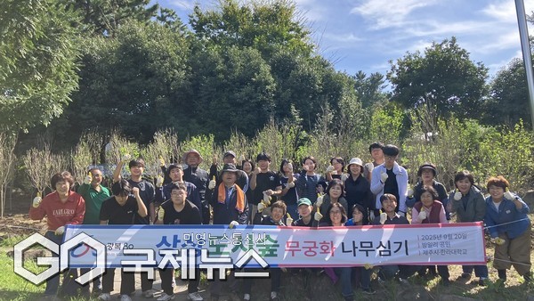 제주시가 한라대학교와 손잡고 ‘상상도시숲’ 무궁화 식재행사를 열었다. 제주시는 10월 20일 신제주 방일리 공원에서 한라대학교와 함께 ‘상상도시숲’ 무궁화나무 심기 행사를 개최했다.[사진=제주시]