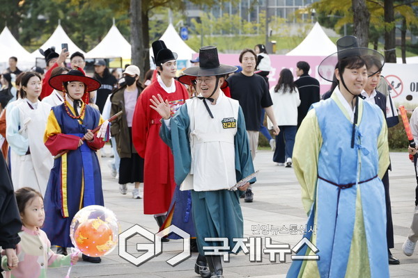 진교훈 서울 강서구청장(가운데)이 19일(일) 서울식물원과 마곡광장 일대서 열린 ‘제23회 허준축제’에서 어의 복장을 하고 아이들과 함께 ‘허준갈라퍼레이드’에 참여하고 있다. [사진제공=강서구청]