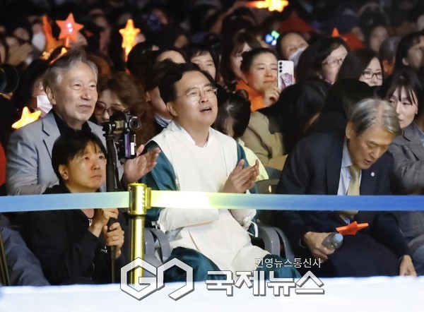 진교훈 서울 강서구청장(가운데 어의 복장)이 18일(토) 서울식물원과 마곡광장 일대서 열린 ‘제23회 허준축제’에서 방문객들과 함께 ‘허준콘서트’를 관람하고 있다. [사진제공=강서구청]