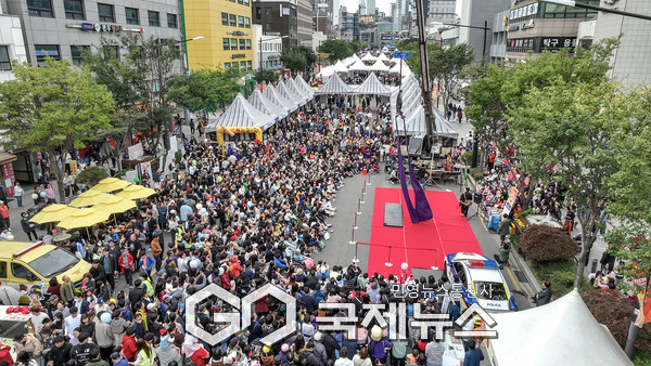 지난해 ‘동춘서커스’ 공연을 관람하며 축제를 즐기는 모습 [사진제공=양천구청]