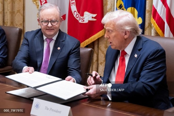 도널드 트럼프 미국 대통령(오른쪽)과 앤서니 앨버니지 호주 총리가 20일(현지시간) 미국 워싱턴 D.C. 백악관 내각 회의실에서 협정에 서명하면서 중요 광물에 대한 문서를 교환하고 있다. 사진제공/AFP통신