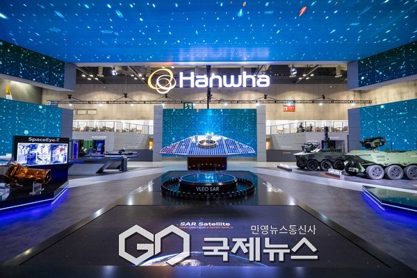 일산 킨텍스에서 열린 ADEX 2025 한화 부스에 전시된 한화시스템의 VLEO UHR SAR 위성 목업