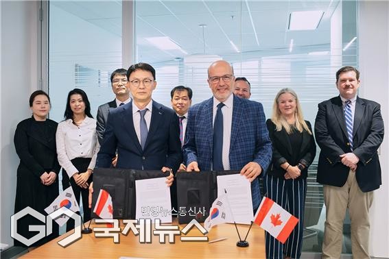 21일,  개최된 '국유재산 관리·개발 업무 협력 등을 위한 업무협약식'에서 김서중 캠코 부사장(첫줄 왼쪽)과 스테판 데리 캐나다 연방토지공사 대표(첫줄 오른쪽)가 협약을 체결하고, 기념촬영 하고 있다/제공=자산관리공사