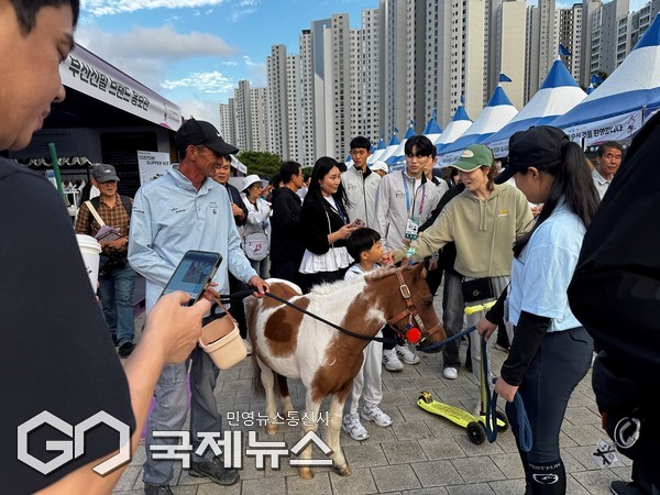 한국마사회 렛츠런파크 부산경남이 제106회 전국체육대회가 열리는 부산 아시아드주경기장에서 말산업을 알리는 홍보관을 열었다/제공=마사회 부경