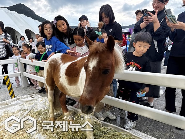 전국체육대회 한국마사회 홍보관을 찾은 어린이들이 현장에 나온 미니호스 말을 보며, 높은 호응을 보내고 있다