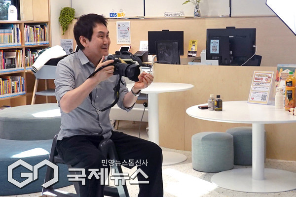 부산보건대학교 사회복지과 박희진 교수가 지난 20일, 지역 내 다문화가정을 위한 가족사진 촬영행사 '행복을 잇다'를 진행했다/제공=부산보건대