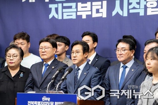   신영대 더불어민주당 국회의원(가운데)이 22일 전북도의회 브리핑룸에서 기자회견을 갖고 전북도당위원장 출마를 선언하고 있다./사진=신영대 의원실 