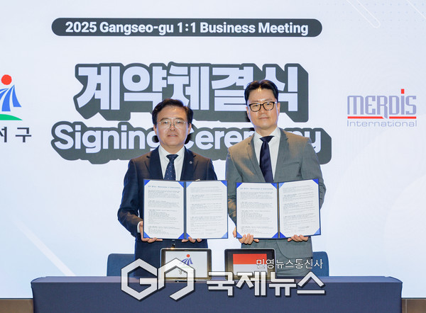 진교훈 서울 강서구청장(왼쪽)이 코엑스마곡에서 열린 ‘해외바이어 초청 강서구 수출상담회’에서 인도네시아 기업인 메르디스 인터네셔널(Merdis International)과 ‘지역 중소기업 해외 진출 지원을 위한 업무협약’을 체결하고 있다. [사진제공=강서구청]