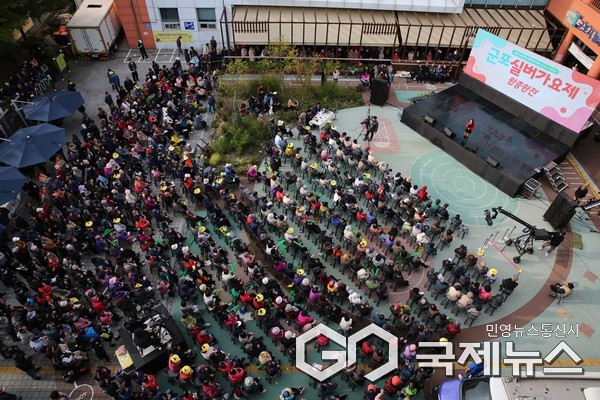 (사진/군포시 제공) 지난 21일 군포시늘푸른노인복지관 개관10주년을 기념하여 원광대학교 산본병원·치과병원과 함께하는 ‘군포실버가요제 왕중왕전’을 복지관 열린광장에서 개최하고 있다.