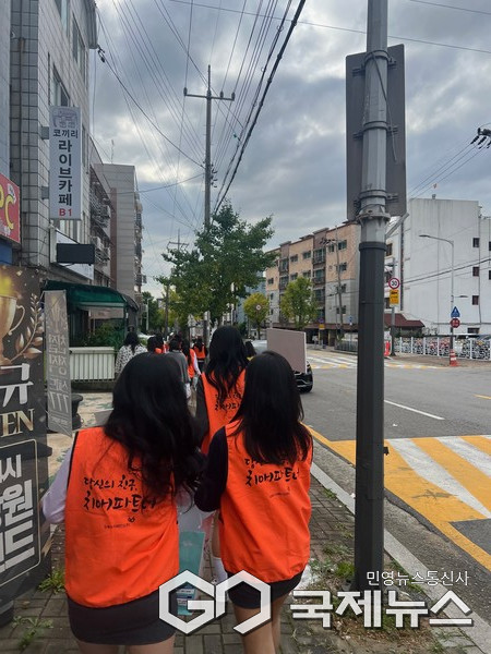 (사진/안산시 제공) 안산시 상록수보건소와 안산국제비즈니스고등학교 자원봉사 동아리 '블루메'가 캠페인을 진행하고 있다.