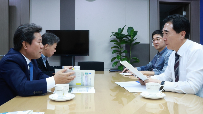 박수현 국회의원과 면담하는 박정현 군수(부여군)