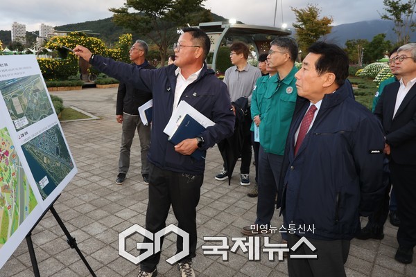 나동연 양산시장은 가을 행사들이 열리는 황산공원 일원을 방문해 행사 현장을 직접 점검하고 있는 모습./사진=양산시
