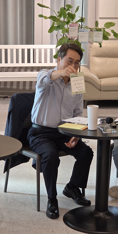 22일 주 4.5일제를 도입한 셀로맥스 사이언스를 방문한 김동연 경기도지사가 '나도 하고 싶다 주 4.5일'이라고 자신이 쓴 메모지를 들고 있다. 사진=김만구 기자