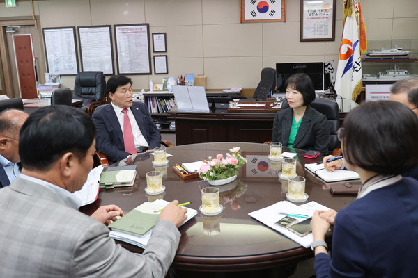 옹진군은 지난 22일 시작된 ‘2025 인구주택총조사’의 원활한 추진을 위해 국가데이터처(옛 통계청) 통계서비스국 김보경 국장과의 회의를 진행했다. 사진=옹진군