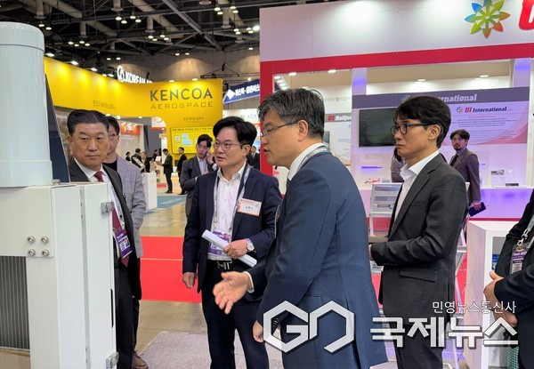 KTL 송태승 디지털산업본부장이 전시 관련내용을 안내하고 있다. 사진/KTL