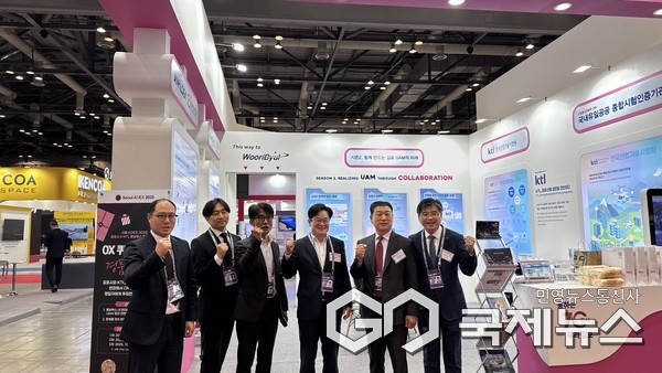 KTL, 김포시 관계자들이 ADEX 2025 공동관 앞에서 기념사진을 촬영하고 있다. 사진/KTL