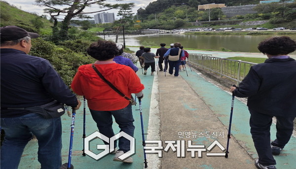 시민들이 노르딕워킹으로 강변을 걷고 있다