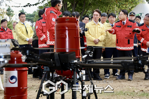 김민석 국무총리가 22일 충남 공주시 공산성 일대에서 열린 2025년 산불진화 통합훈련에 참석, 산불 진화 장비를 살펴보고 있다.