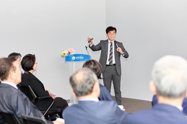 지난 24일 열린 경인지역대학총장협의회에서 조명우 총장이 인하대에 대한 설명을 하고 있다. 사진=인하대