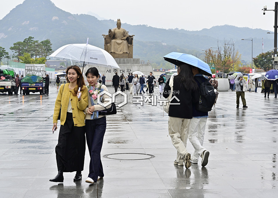 10월의 마지막 휴일, 가을비로 촉촉한 도심 (사진=안희영 기자)