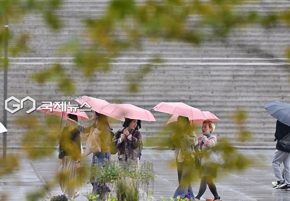 10월의 마지막 휴일, 가을비로 촉촉한 도심 (사진=안희영 기자)