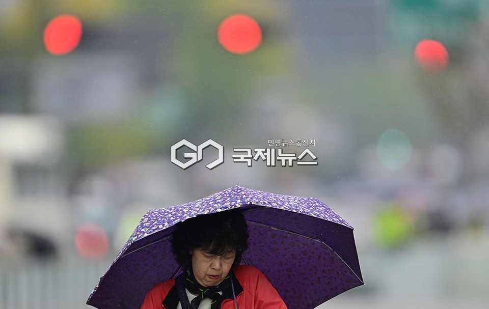 10월의 마지막 휴일, 가을비로 촉촉한 도심 (사진=안희영 기자)