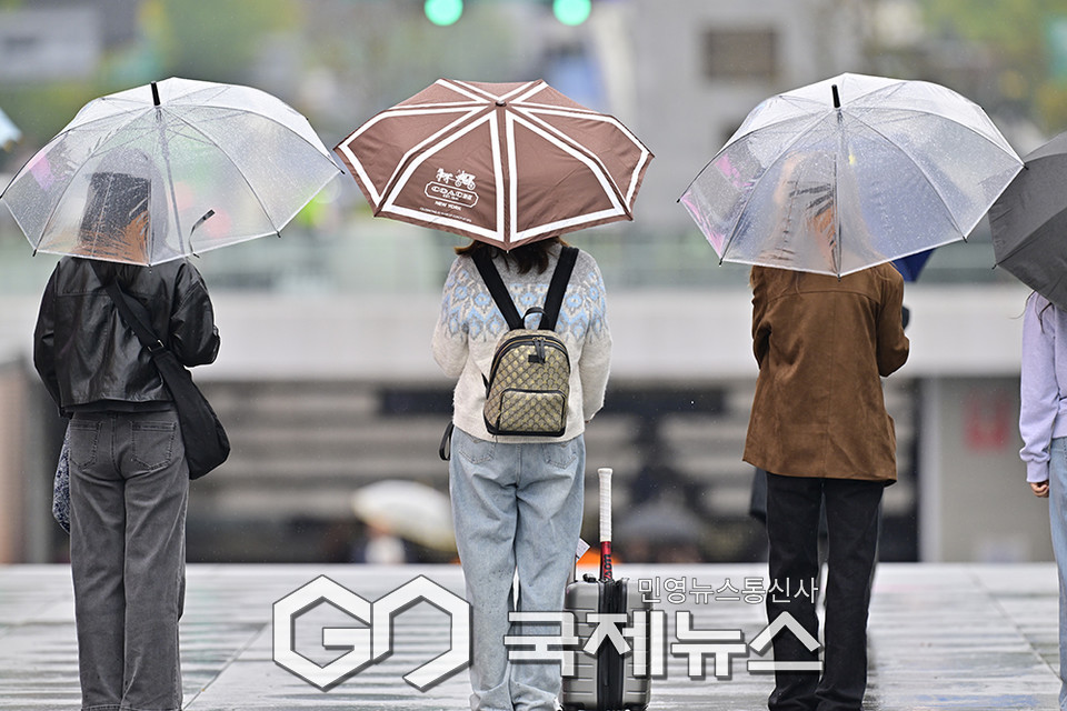 10월의 마지막 휴일, 가을비로 촉촉한 도심 (사진=안희영 기자)