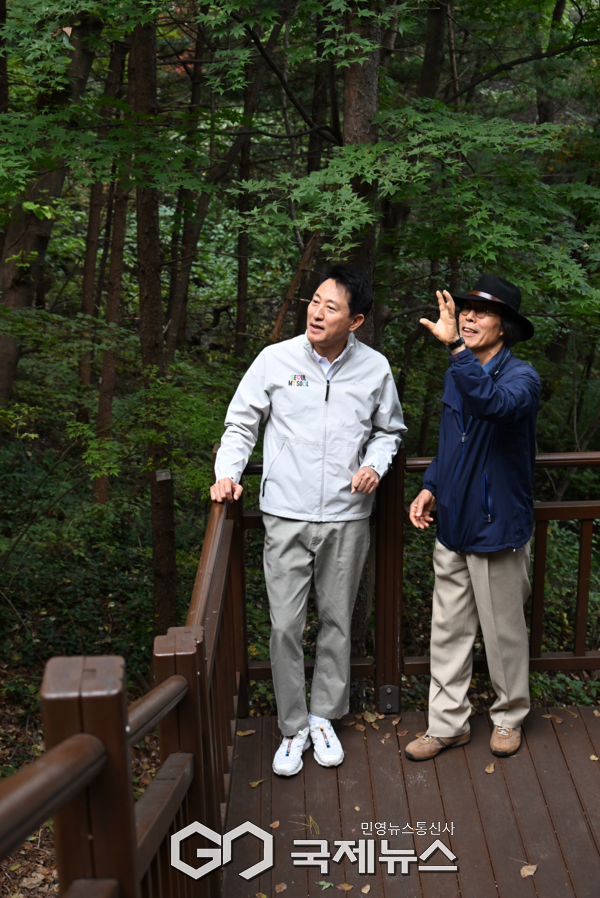 오세훈 서울시장이 26일(일) 오전 남산 '북측숲길'을 오르며 강병근 서울시 총괄건축과와 함께 남산 자생종 수목을 살피고 있다. [사진제공=서울시청]