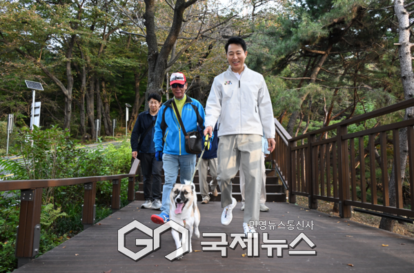 오세훈 서울시장이 26일(일) 오전 남산 연결안전데크에서 만난 시민과 보행 안전에 대해 이야기 나누고 있다. [사진제공=서울시청]