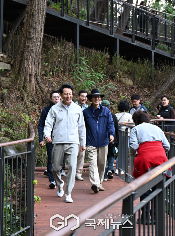 오세훈 서울시장이 26일(일) 오전 남산 하늘숲길을 찾아 무장애길을 점검한 뒤 시민들과 인사하고 있다. [사진제공=서울시청]