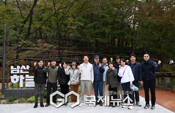 오세훈 서울시장이 26일(일) 오전 남산 하늘숲길에서 관계자들과 기념촬영하고 있다. [사진제공=서울시청]