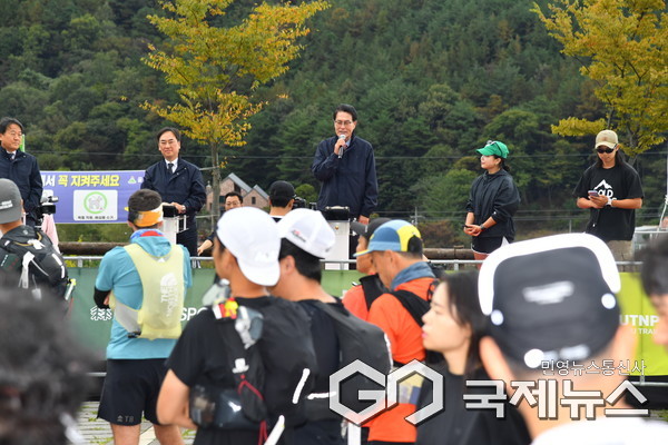 (사진제공=울주군) ‘2025 울주 트레일 나인피크(UTNP)’ 대회가 지난 24일부터 26일까지 울주군 영남알프스 일대에서 열린 가운데 이순걸 군수와 정우식 부위원장, 이정환 ubc울산방송 사장 등 내빈들이 참여 선수들을 응원하고 있다.