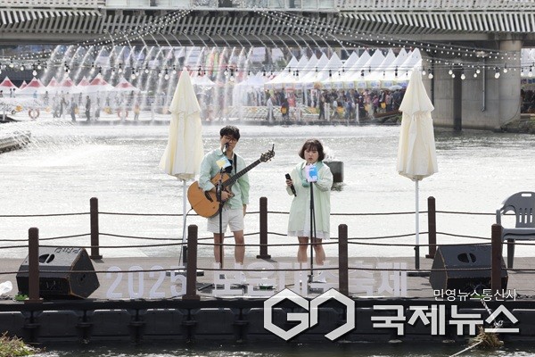 수변무대서 버스킹 하는 모습.(제공=보은군청)